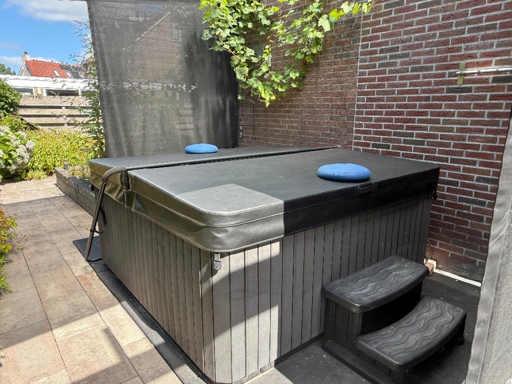Massagebad Silverspas 6, zo goed als nieuw - 6 persoons, Ophalen, Zo goed als nieuw, Trap, Vast