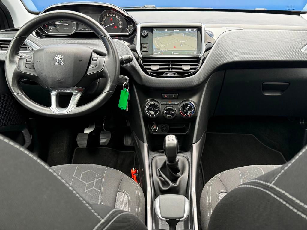 Peugeot 2008 1.2 PureTech Blue Lion DistrbutieVV,Navi,Pano,A, Auto's, Voorwielaandrijving, Origineel Nederlands, Bedrijf, Handgeschakeld