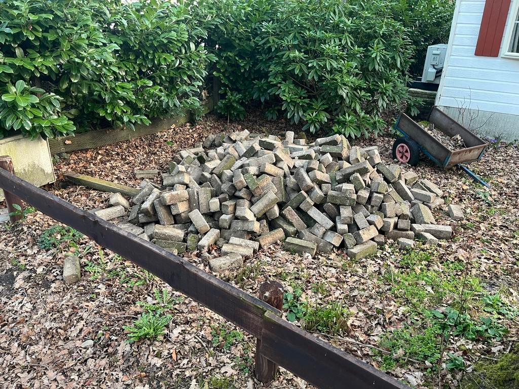 Gratis af te halen: Grote stapel gebruikte stenen, Tuin en Terras, Tegels en Klinkers, Gebruikt, Klinkers, Beton, 10 m² of meer