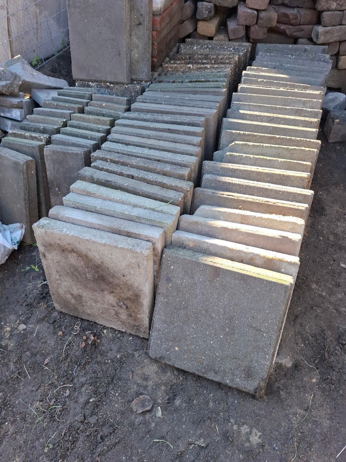 Gratis: Ongeveer 70 gebruikte terrastegels 30x30 cm, Tuin en Terras, Gebruikt, Beton, Terrastegels, 5 tot 10 m²