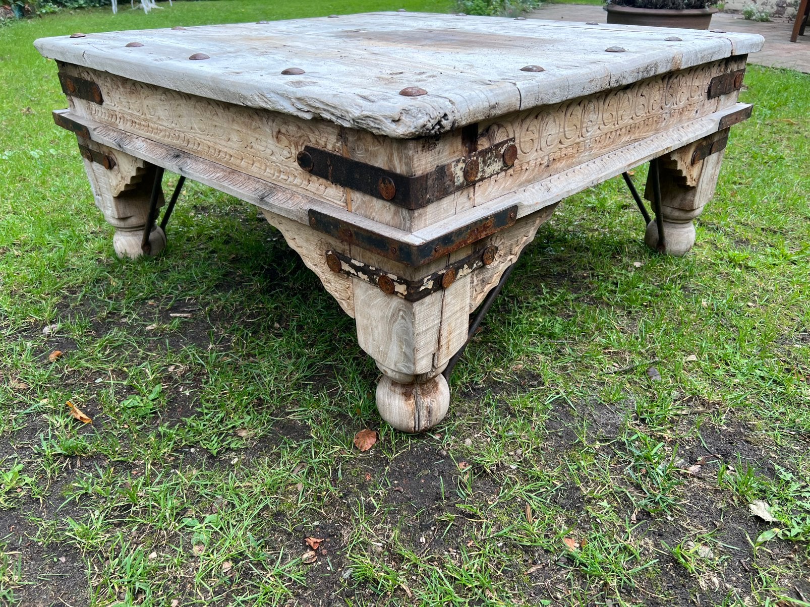 Unieke rustieke houten tuintafel / outdoor salontafel, Tuin en Terras, Ophalen, Gebruikt