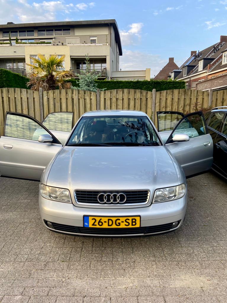 Audi A4 1.8 20V 92KW AUT 1999 Grijs, Auto's, 125 pk, 4 cilinders, Overige bekleding, A4