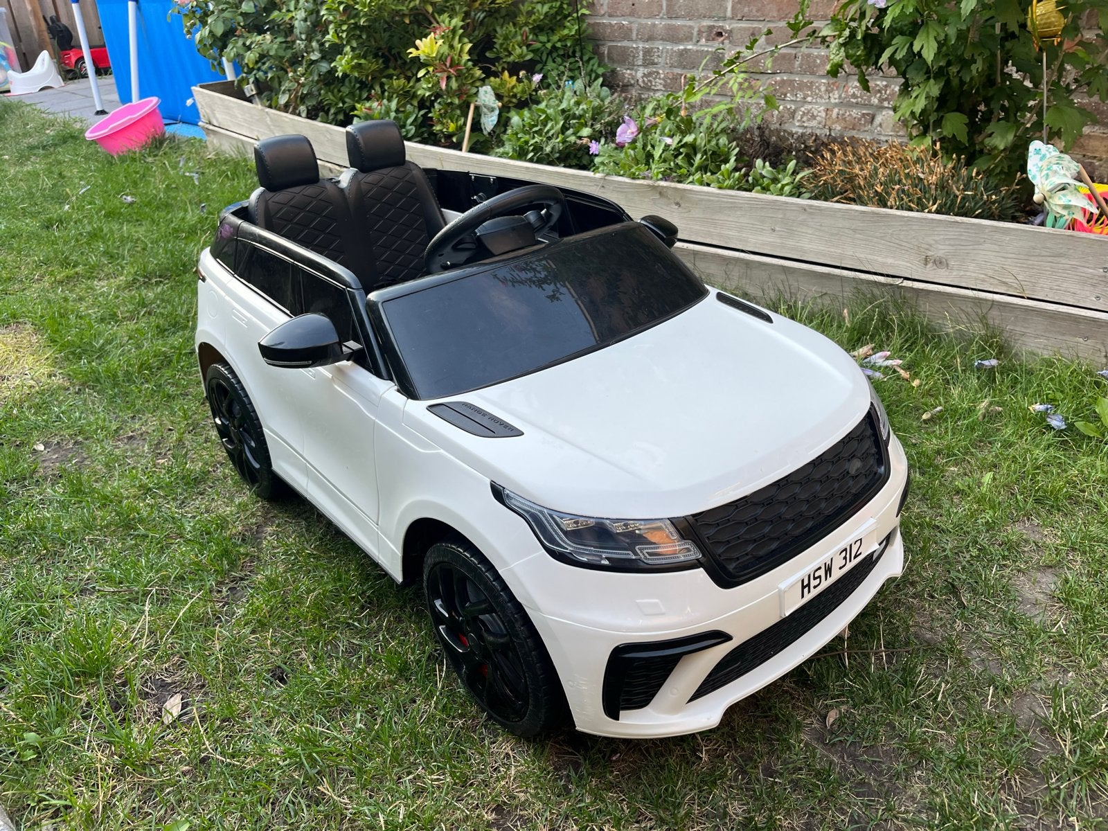 Witte Range Rover elektrische auto met afstandsbediening, Kinderen en Baby's, Speelgoed | Buiten | Accuvoertuigen, Ophalen, Zo goed als nieuw