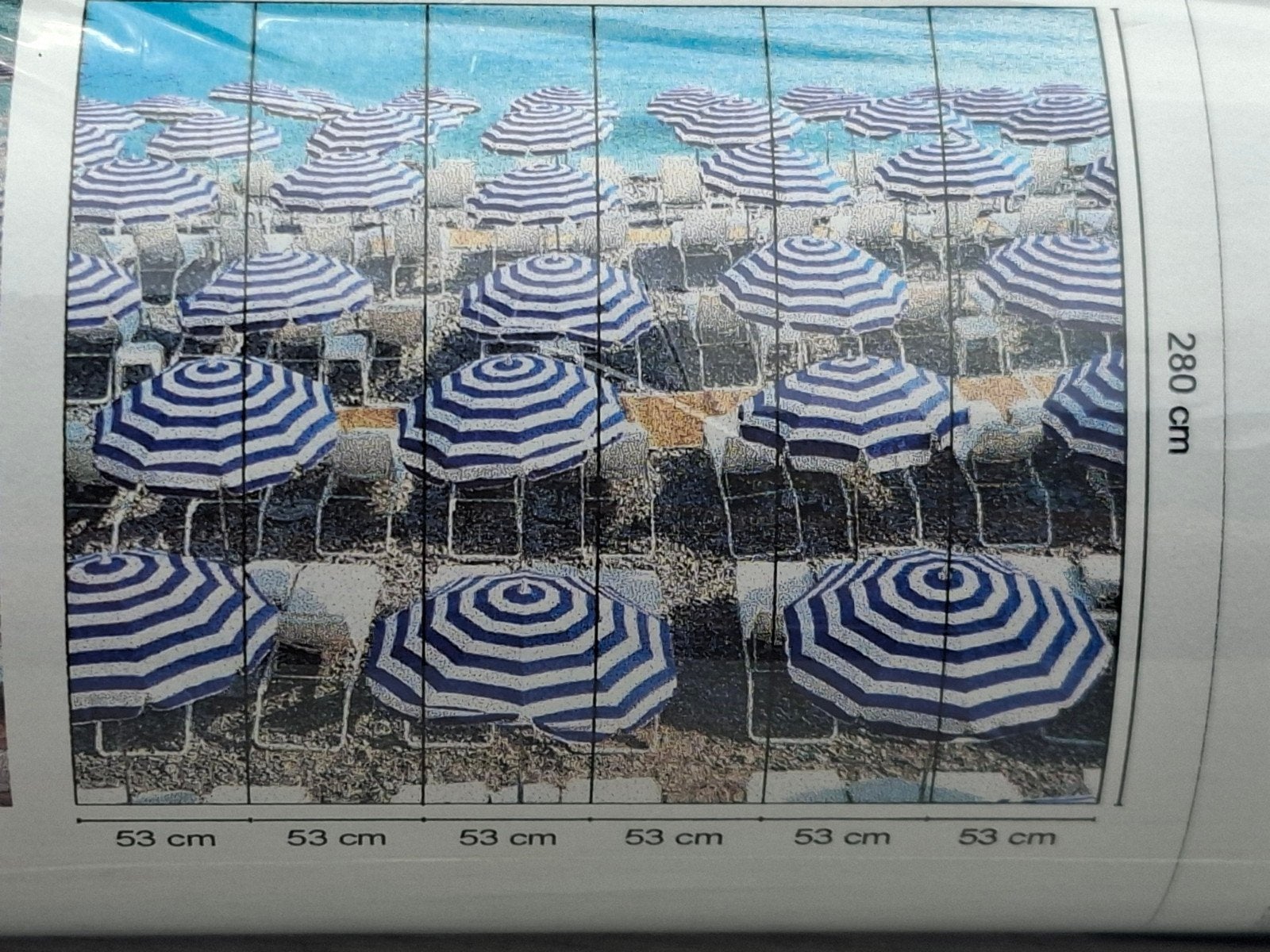 Spotprijs fotobehang Sol. Wall+, Strand met parasols, Natuurlijk, Ophalen of Verzenden, Fotobehang, 5 tot 10 m²