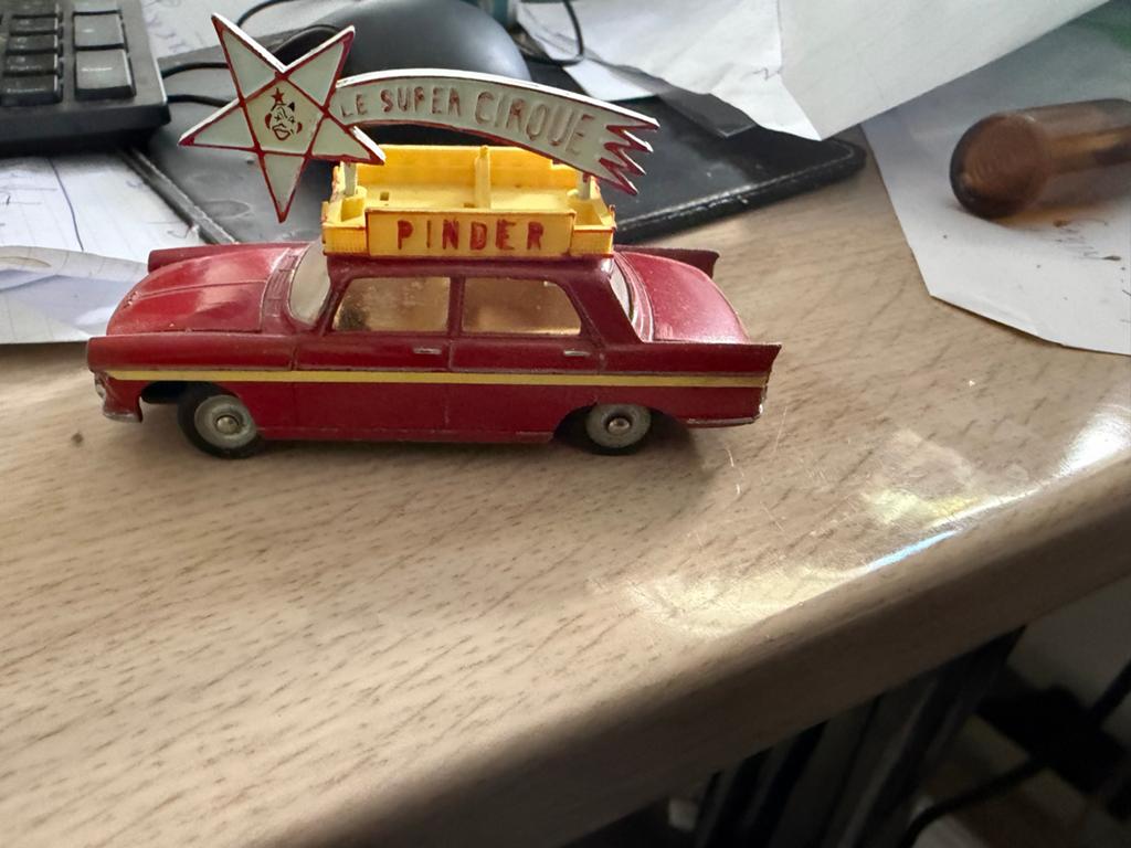 Dinky Toys Peugeot 404 Pinder met caravan - Zeldzaam, France, Gebruikt, Auto, Dinky Toys