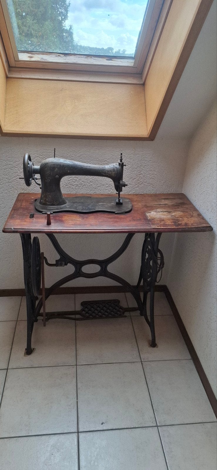 Antieke Naaimachine met Houten Tafel, Ophalen