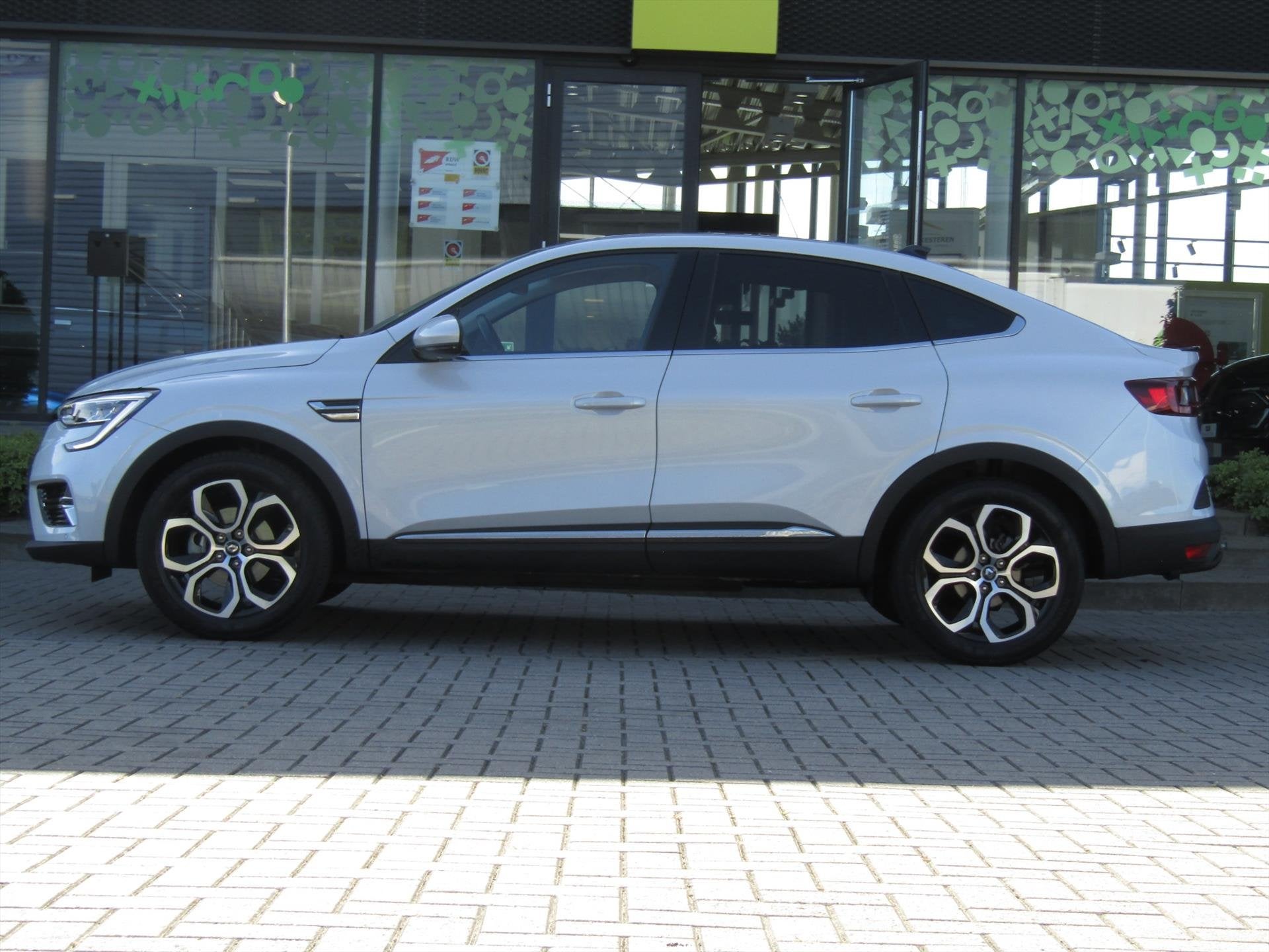 Renault Arkana 1.6 E-TECH Hybrid 143pk Aut Techno / Trekhaak, Auto's, Gebruikt, 4 cilinders, Leder en Stof, Wit