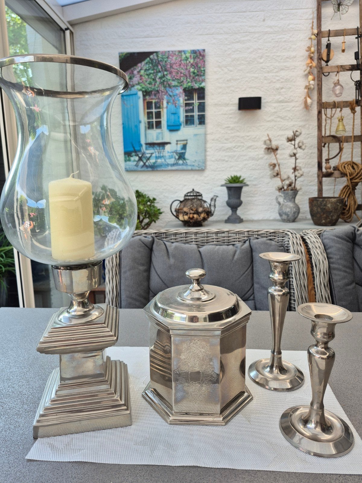 Set van zilveren kandelaars en pot met glazen windlicht, Ophalen