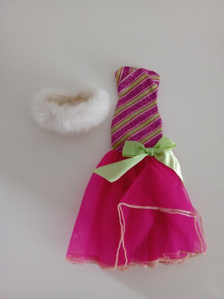Mooie Kleding uit Barbie Films (15 foto's), Ophalen of Verzenden, Gebruikt, Kleertjes
