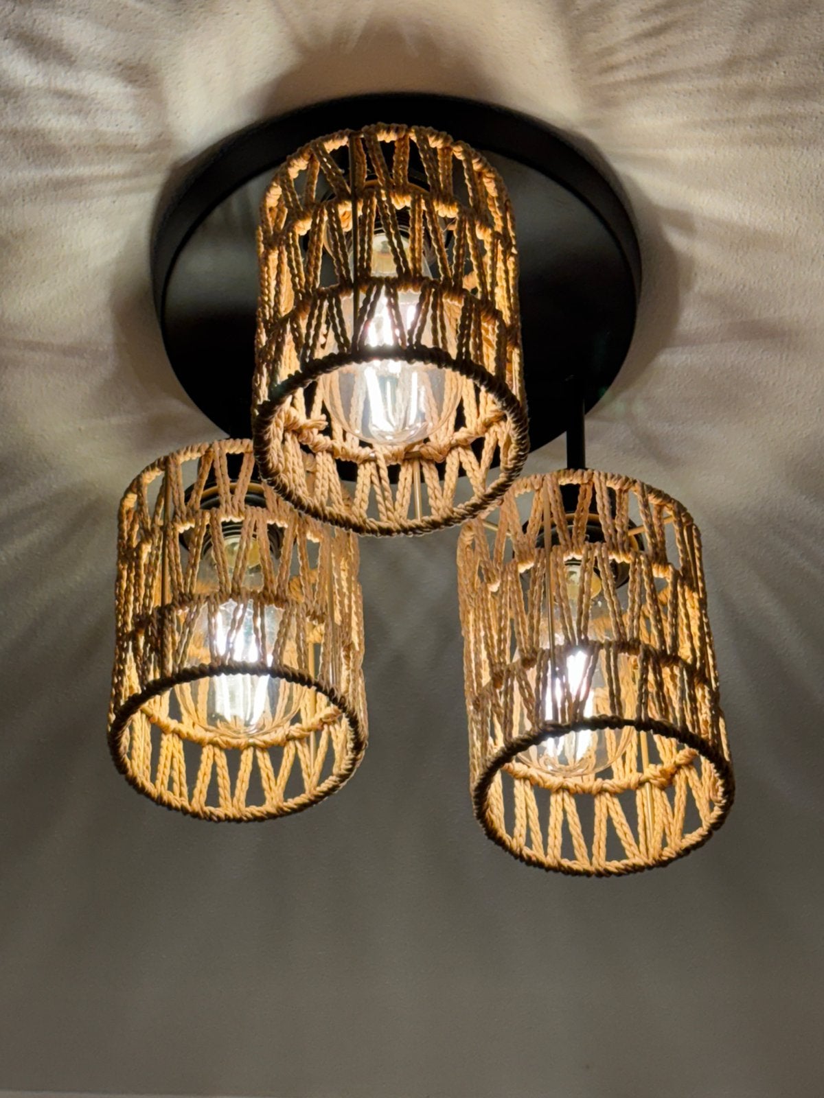 Prachtige plafondlamp met 3 kapjes, 2 X als nieuw !, Ophalen of Verzenden, Zo goed als nieuw, Plafondlamp, E27 (groot)