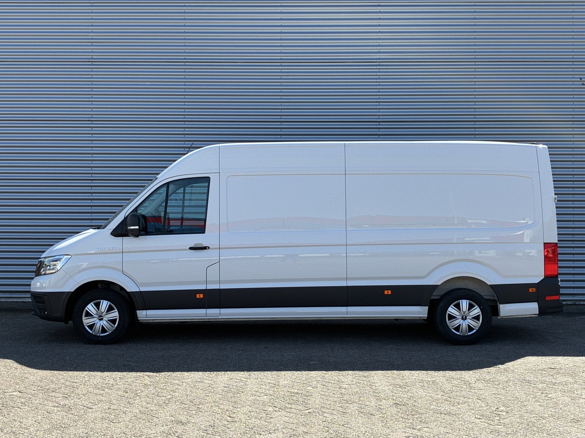 MAN TGE 35 2.0 3.180 L4H3 180PK NIEUW! LED Cruise Airco CarP, Voorwielaandrijving, Stof, Gebruikt, Wit