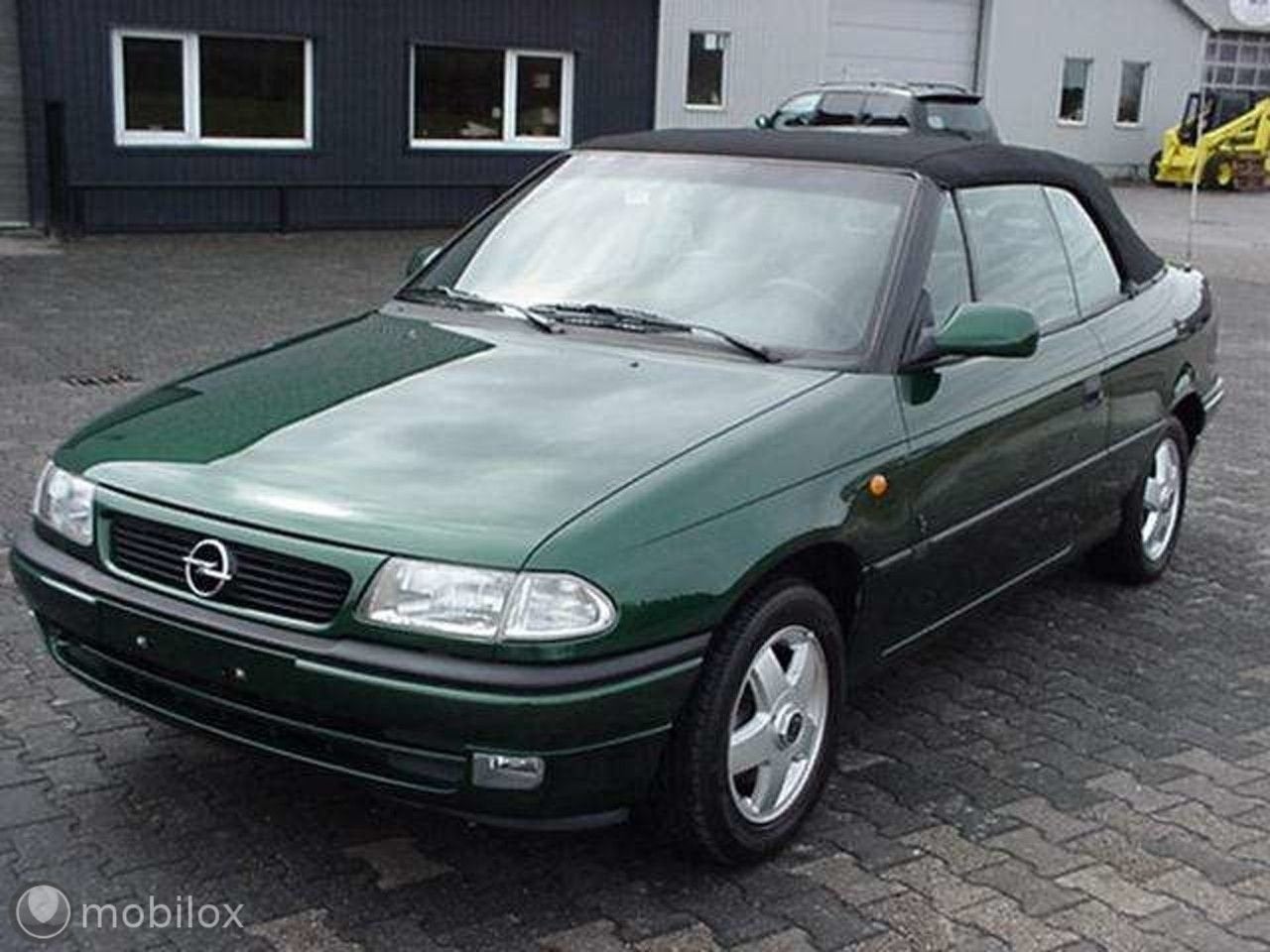 Astra Cabriolet - 2.0 l. 8V LUXE 14200 km BERTONE EDITI,top, Auto's, Zwart, 4 cilinders, Cabriolet, 116 pk
