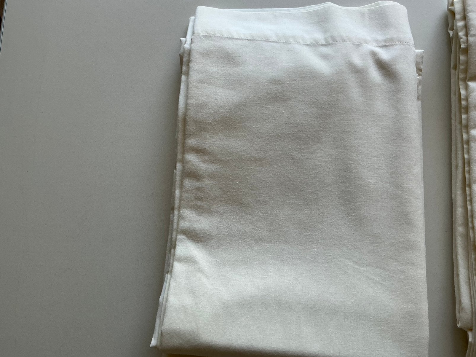2 cremekleurige effen lakens, merk Debenhams, Ophalen of Verzenden, Zo goed als nieuw, Eenpersoons