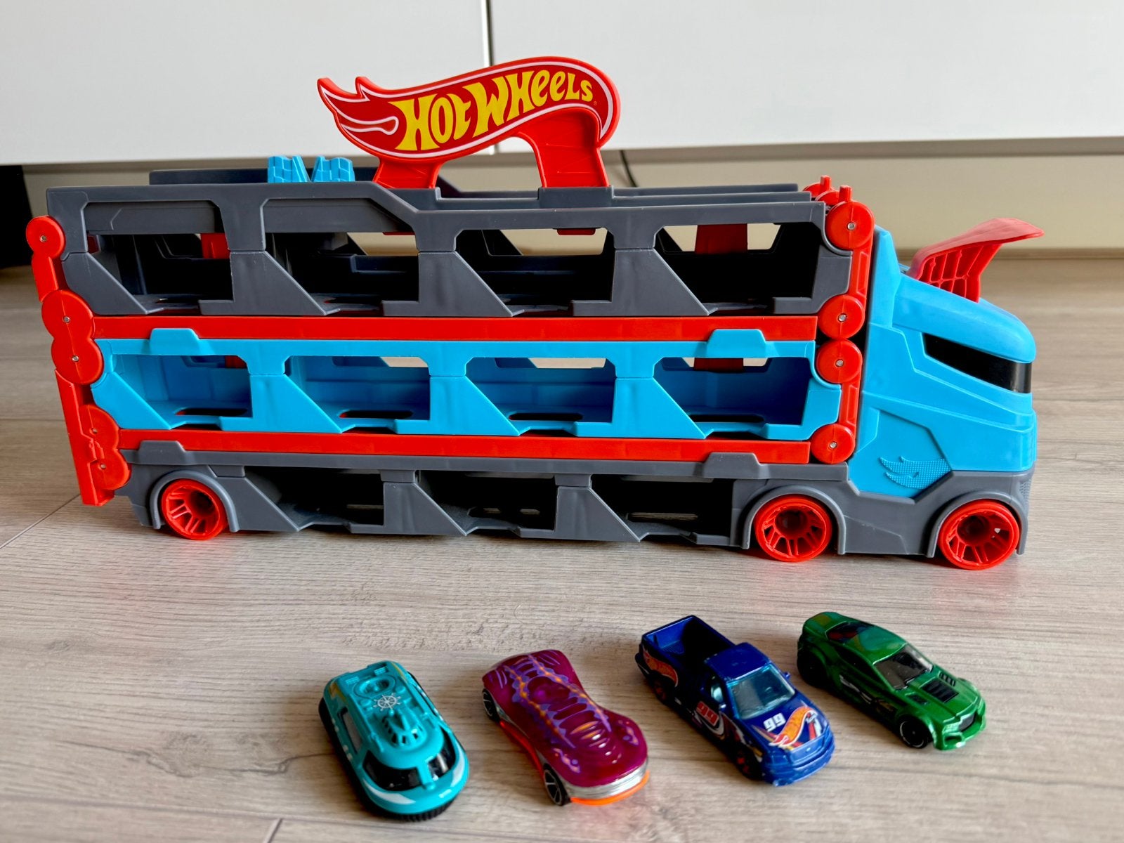 Hot wheels Speedway Oplegger inclusief 4 auto’s, Ophalen of Verzenden, Zo goed als nieuw