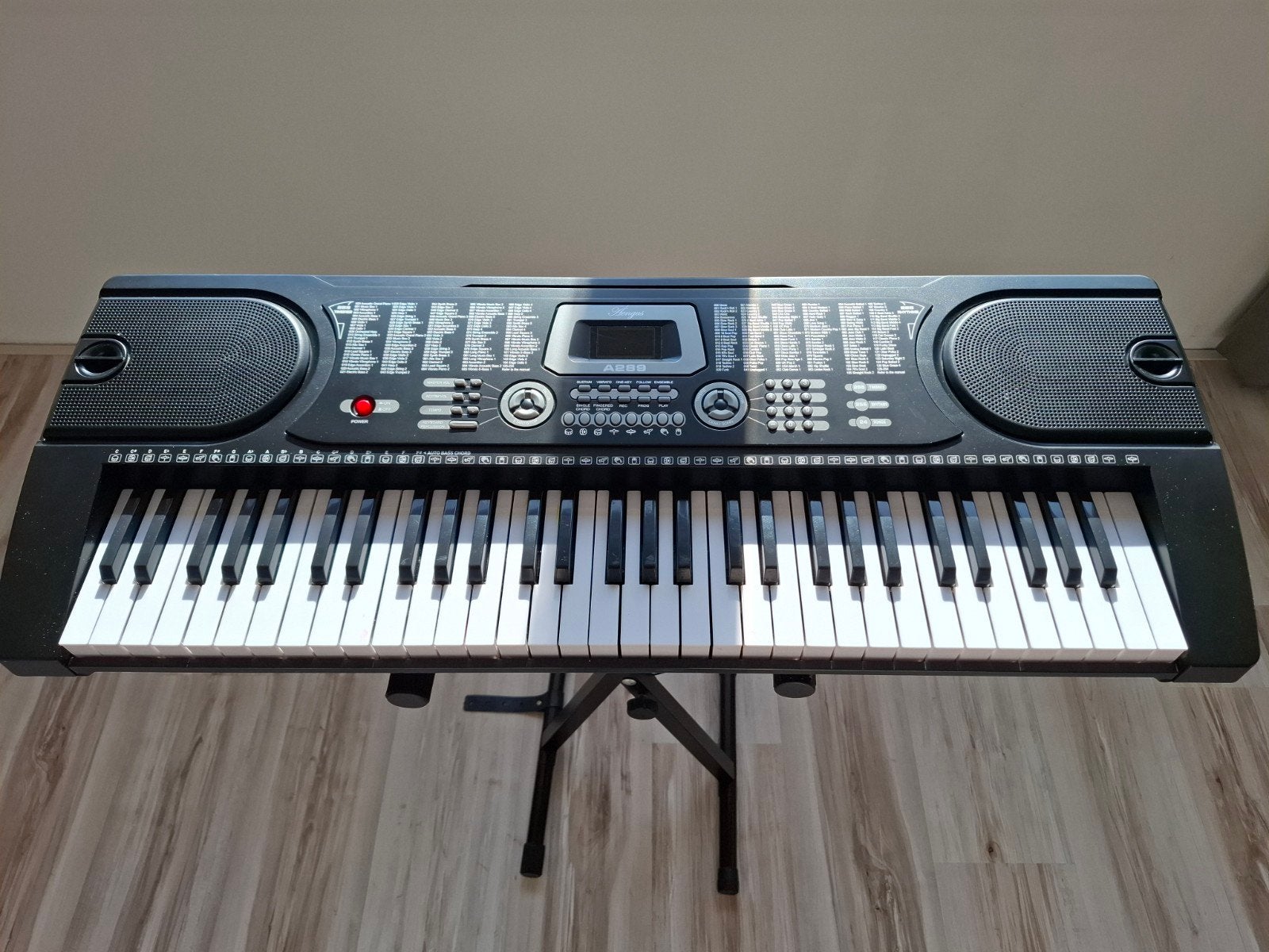 Keyboard met standaard en kruk, 61 toetsen, Zo goed als nieuw, Met standaard, Ophalen