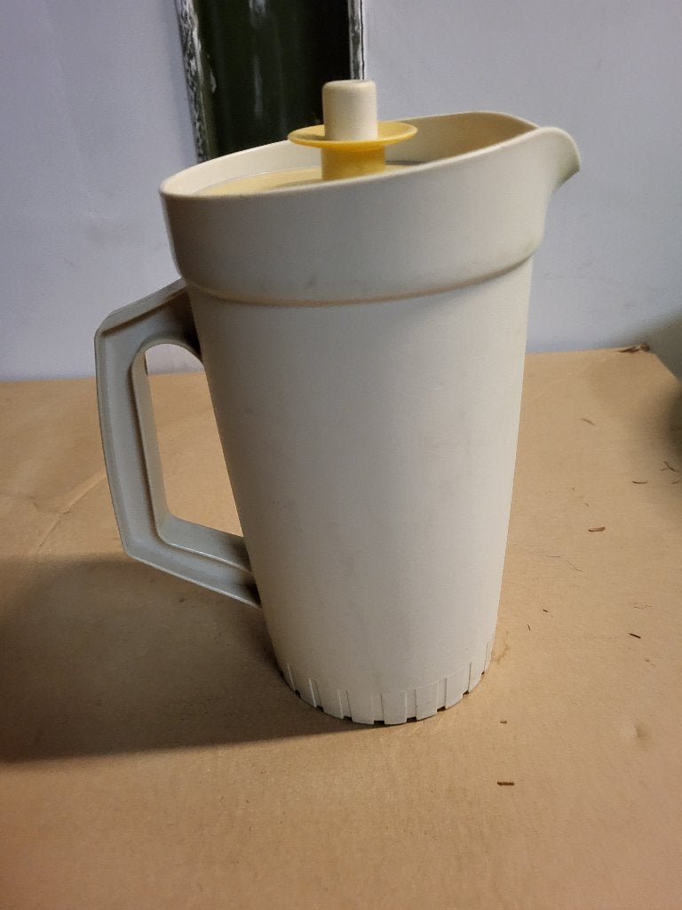 Tupperware beker met drukdeksel., Gebruikt, Beker of Kan, Ophalen of Verzenden, Crème