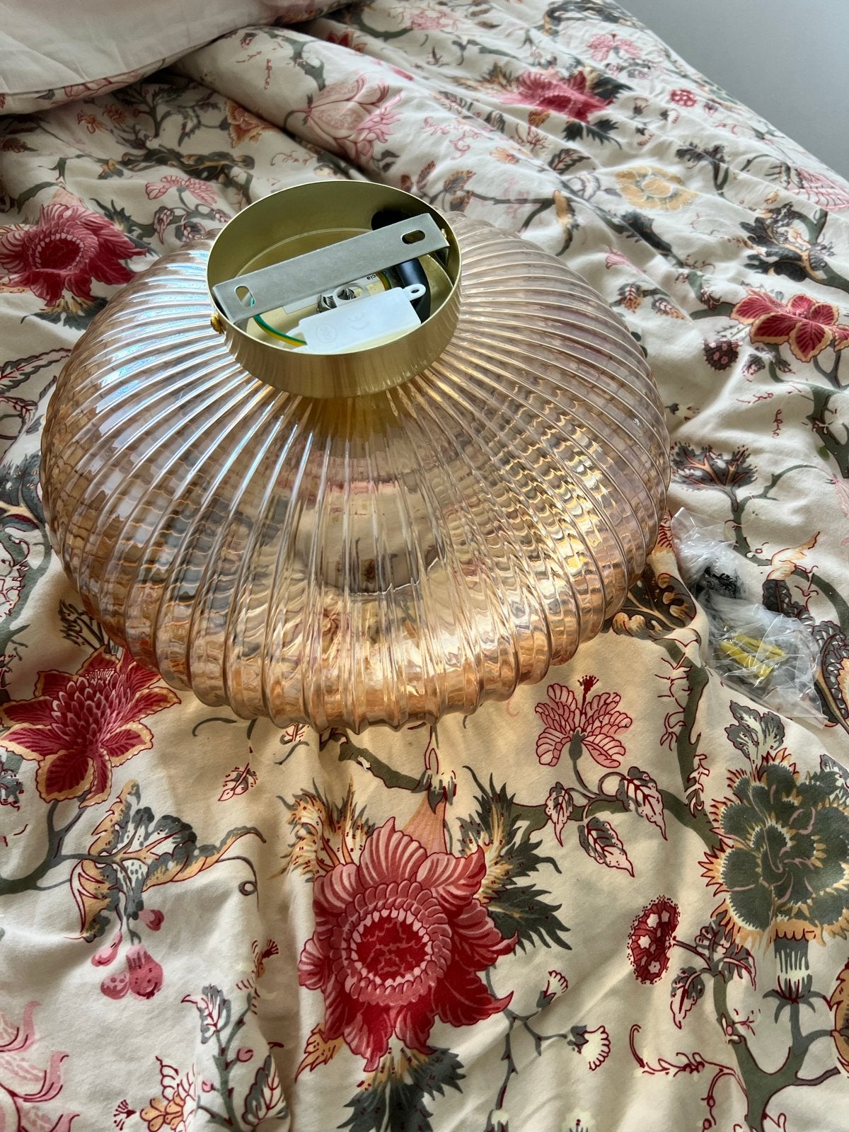 Olucia Plafondlamp - Goudkleurig geribbeld glas, Overige merken, Nieuw, Overige fittingen, Ophalen of Verzenden