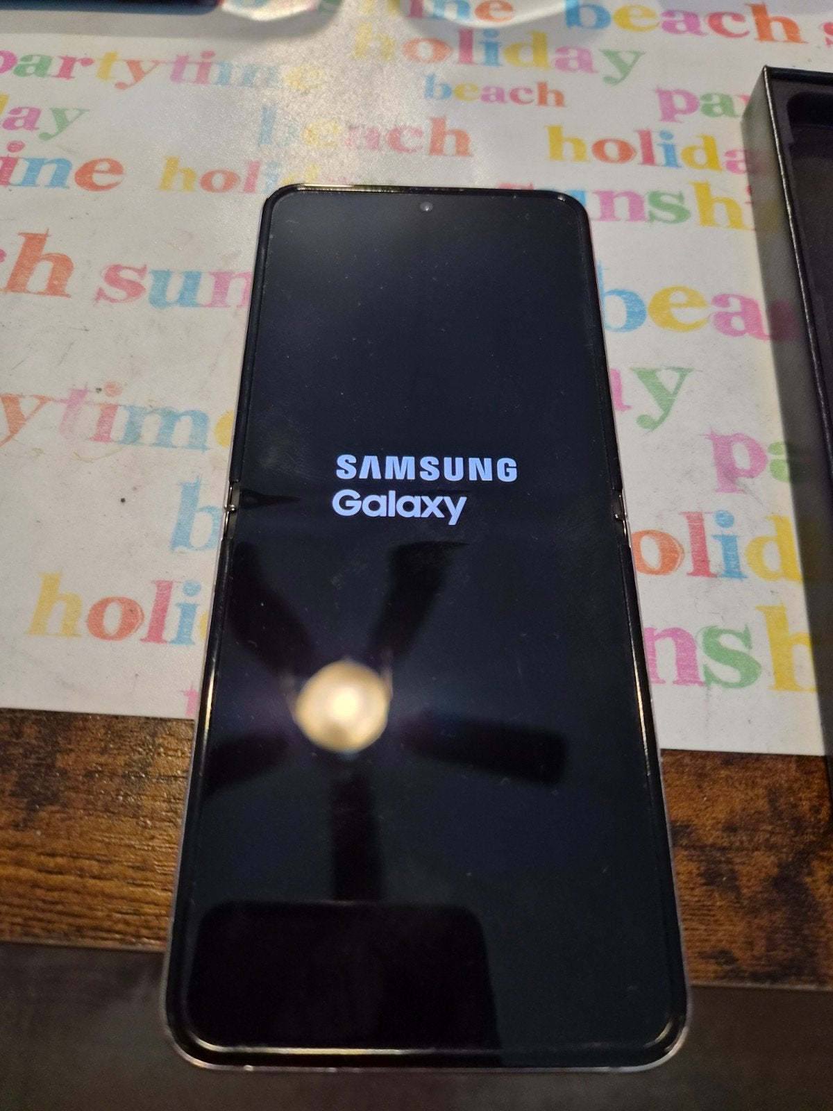 Foto 7 van Samsung Galaxy Z Flip5 256GB Lavendel - Zo goed als nieuw