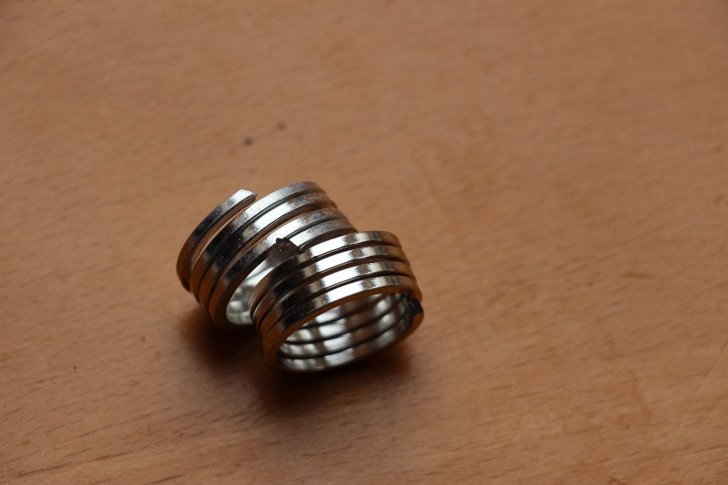 Vier metalen spiraalringen, IJzer of Staal, Nieuw, Ophalen of Verzenden, 17 tot 18
