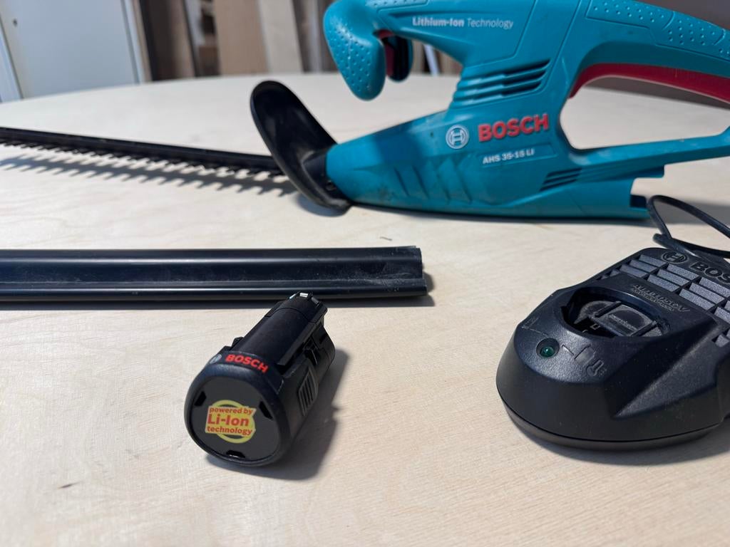 Bosch heggenschaar AHS 35-15 met accu en oplader, Tuin en Terras, Heggenscharen, Ophalen of Verzenden, Gebruikt, Accu