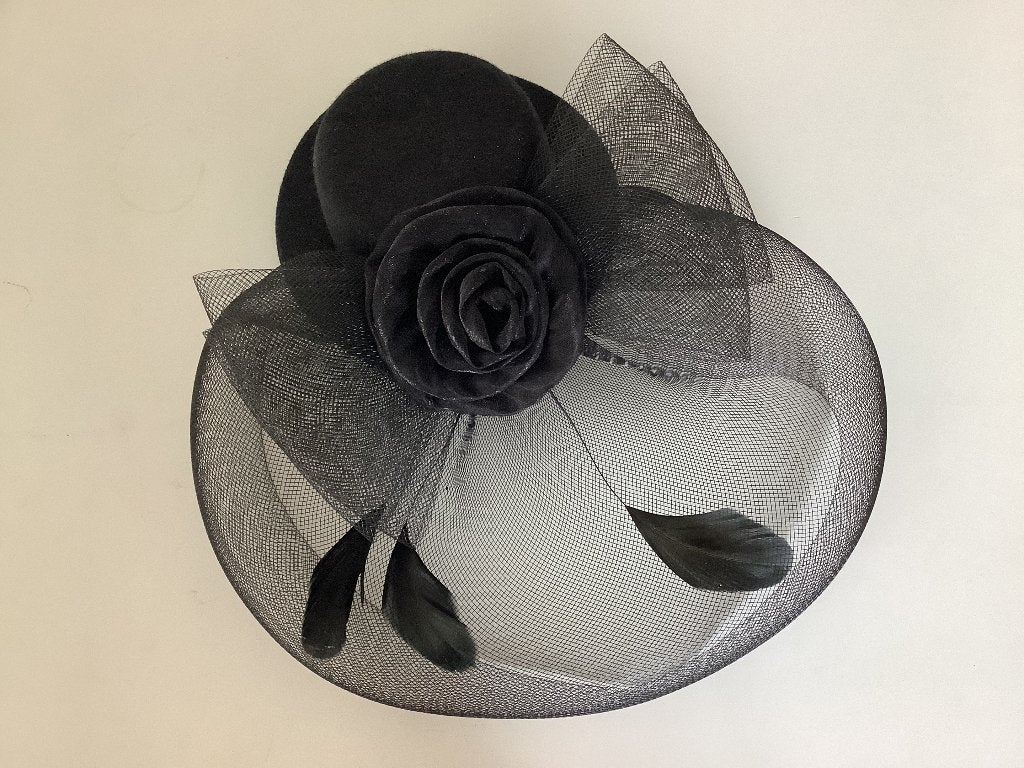 DAMES HOEDJE MET VEREN EN ZWART GAAS, Ophalen of Verzenden, Zo goed als nieuw, One size fits all