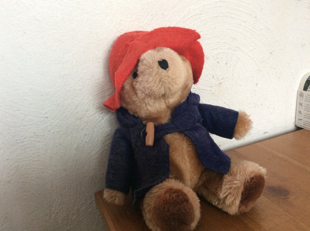 Paddington beertje 22 cm, met vilten houtje touwtje jas, Ophalen of Verzenden, Stoffen beer, Overige merken
