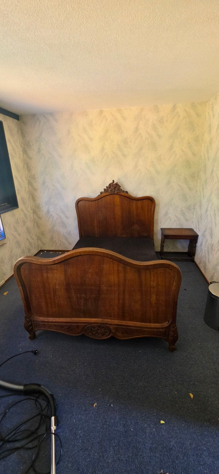 Antiek houten bed met sierlijk hoofdeinde, Antiek en Kunst, Ophalen of Verzenden