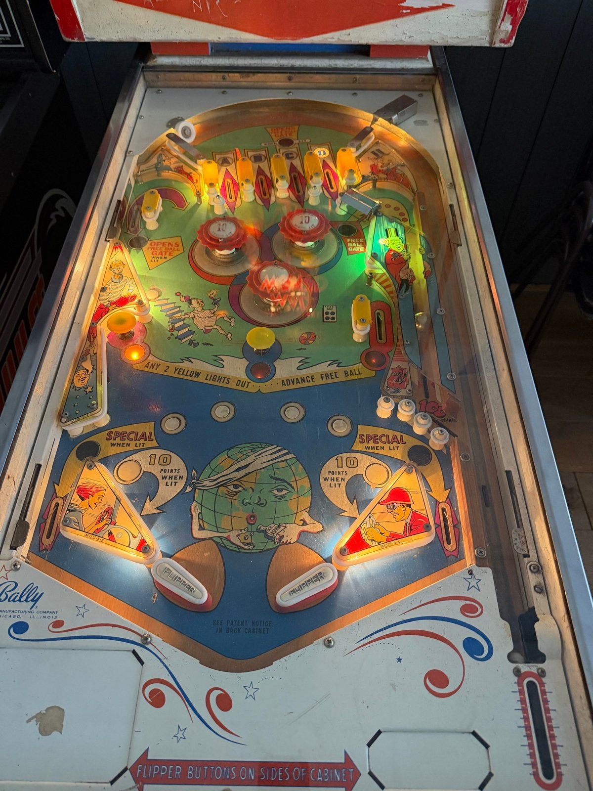Foto 7 van Bally Mad World Flipperkast - Vintage Mechanische Flipper