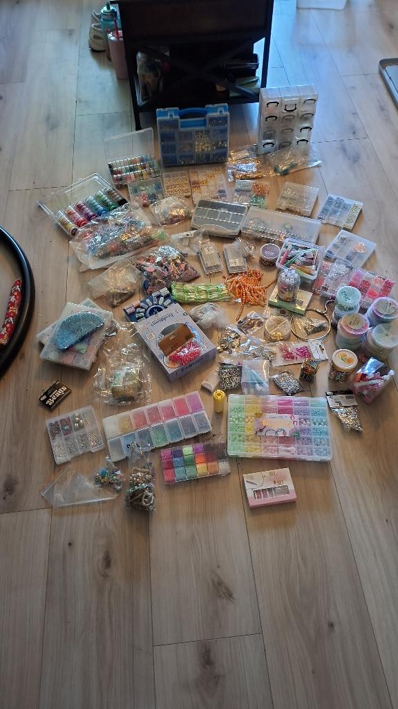 Grote partij kralen en benodigdheden in plastic boxen, Hobby en Vrije tijd, Kralen en Sieraden maken, Ophalen, Zo goed als nieuw