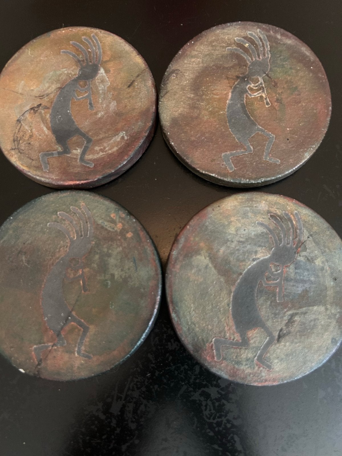 Set van 4 Kokopelli onderzetters, gesigneerd Ben Dith 2002, Ophalen, Overige typen, Gesigneerd, Meerkleurig