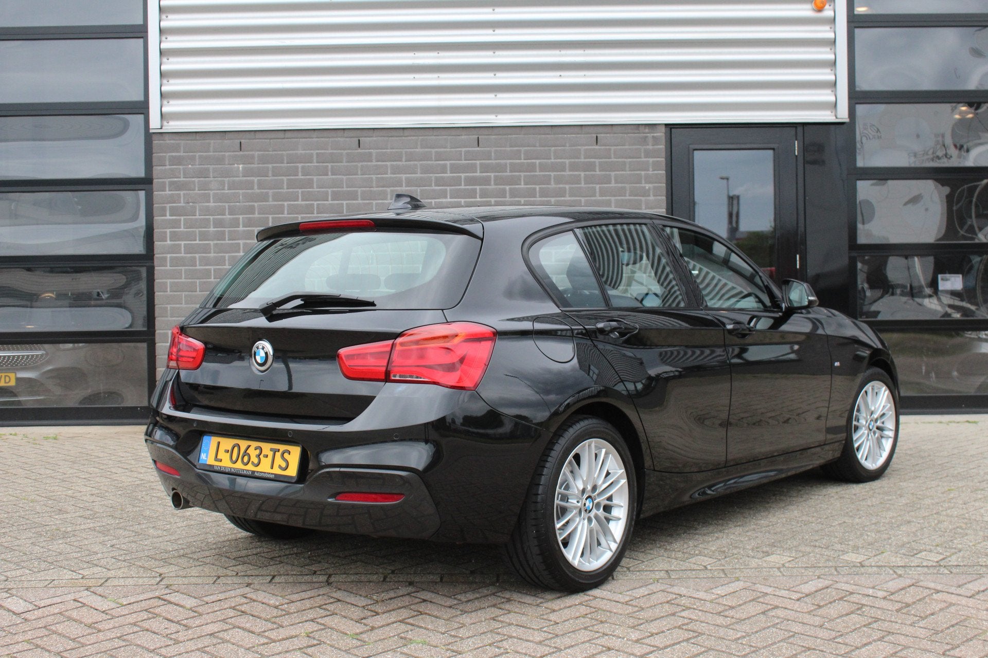 BMW 1-serie 118i Edition M Sport Shadow High Executive / Nav, Auto's, BMW, 1-Serie, Dealer onderhouden, Met garantie (alle), Zwart