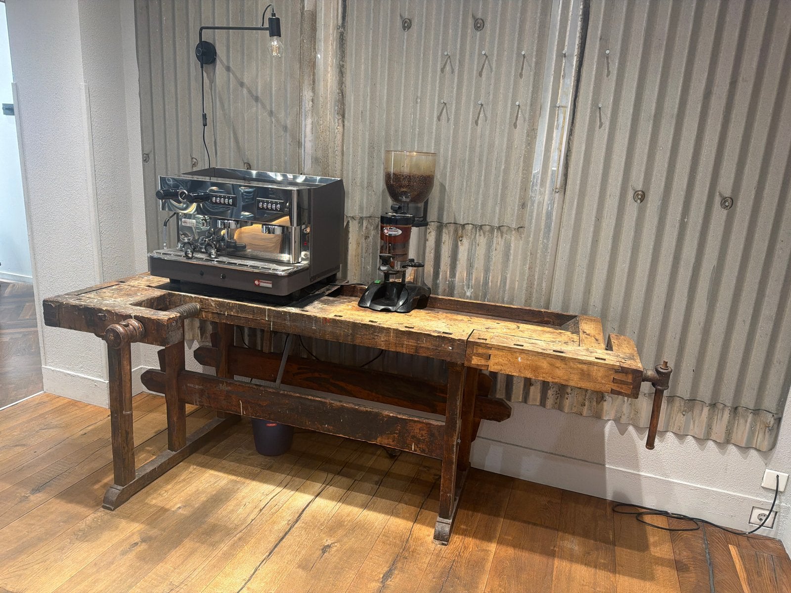 Robuuste houten werkbank met bankschroef