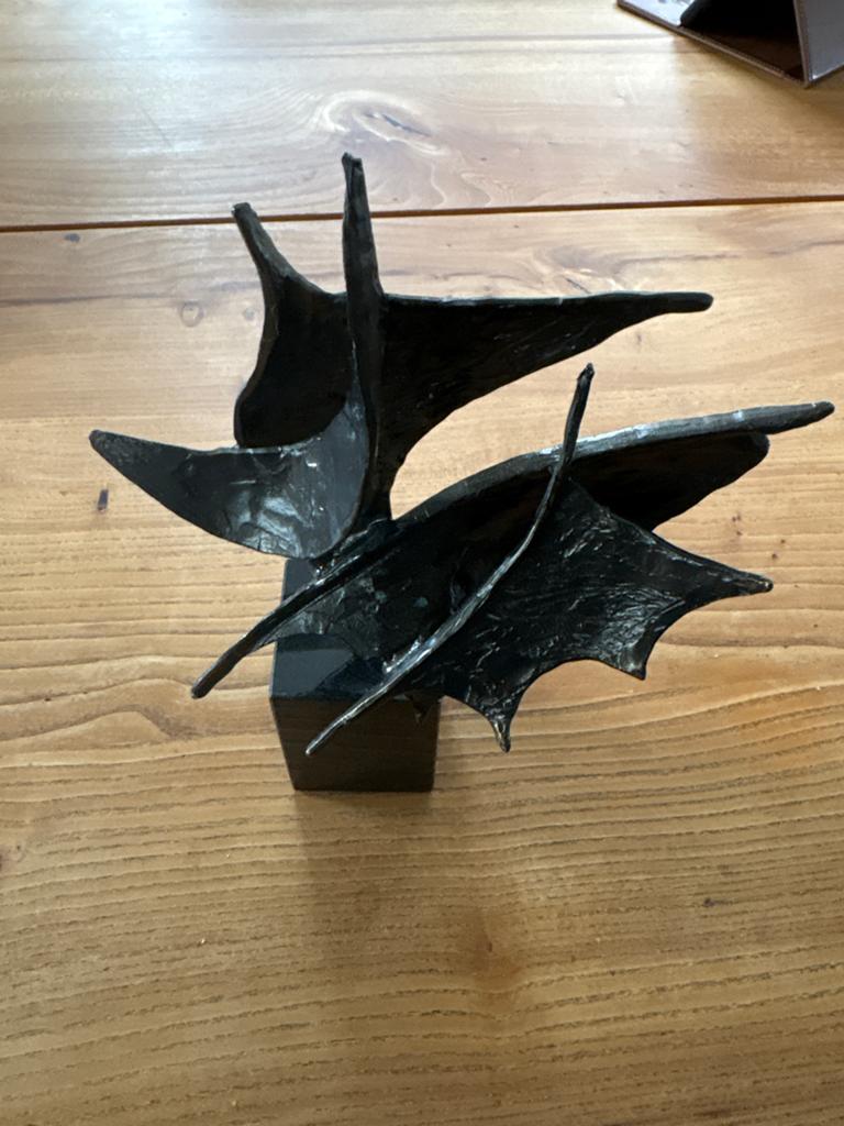 Bronzen sculptuur 'Wind in de zeilen' van Bernadette Leijdek, Antiek en Kunst, Kunst | Beelden en Houtsnijwerken, Ophalen of Verzenden
