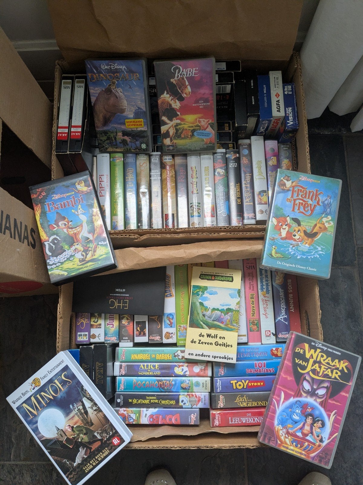Grote collectie kinder videobanden (2 bananendozen vol), Cd's en Dvd's, Gebruikt, Animatie, Alle leeftijden, VHS