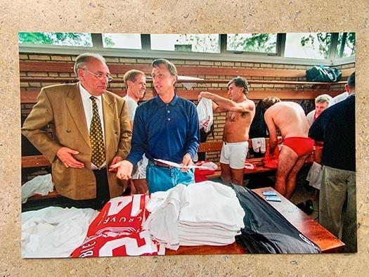 Org kleurenfoto 20x30 cm J Cruijff-B Haarms kleedkamer 1997, Verzenden, Nieuw, Ajax, Poster, Plaatje of Sticker