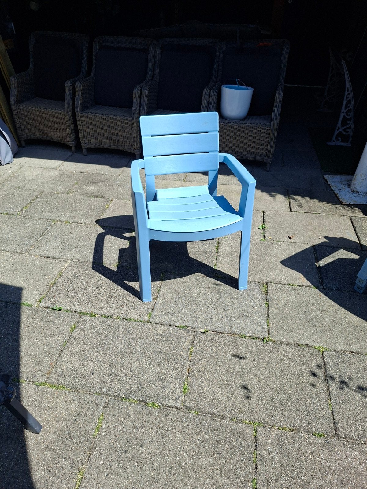 Lichtblauwe kunststof tuinstoel, Tuin en Terras, Tuinstoelen, Ophalen