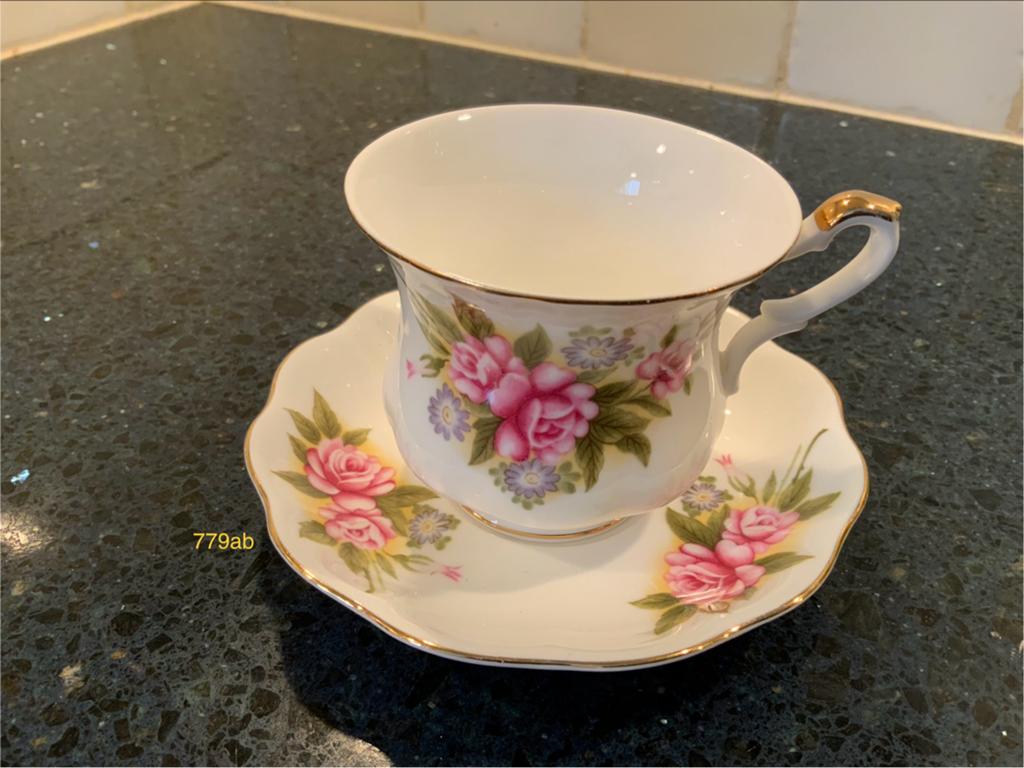 Royal Ascot "Rose Basket" theekop en schotel, Ophalen of Verzenden, Zo goed als nieuw, Overige stijlen, Kop(pen) en/of Schotel(s)