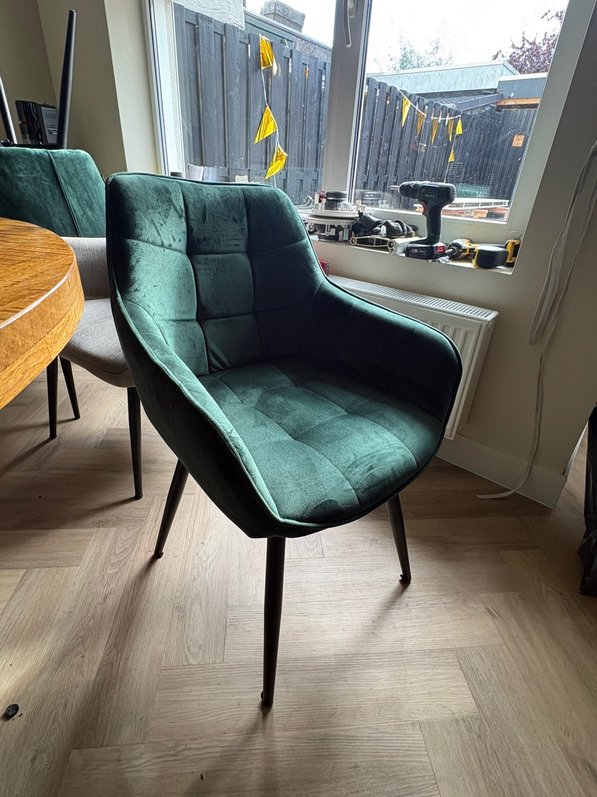 4 Luxe velvet eetkamerstoelen – smaragdgroen– Zwarte poten, Ophalen, Zo goed als nieuw, Overige kleuren, Vijf, Zes of meer stoelen