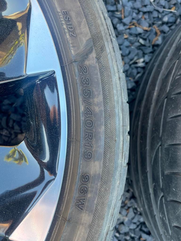 Skoda Velgen 19 inch met 235/40R19 banden, Auto-onderdelen, Banden en Velgen, 19 inch, Gebruikt, Banden en Velgen, Ophalen of Verzenden