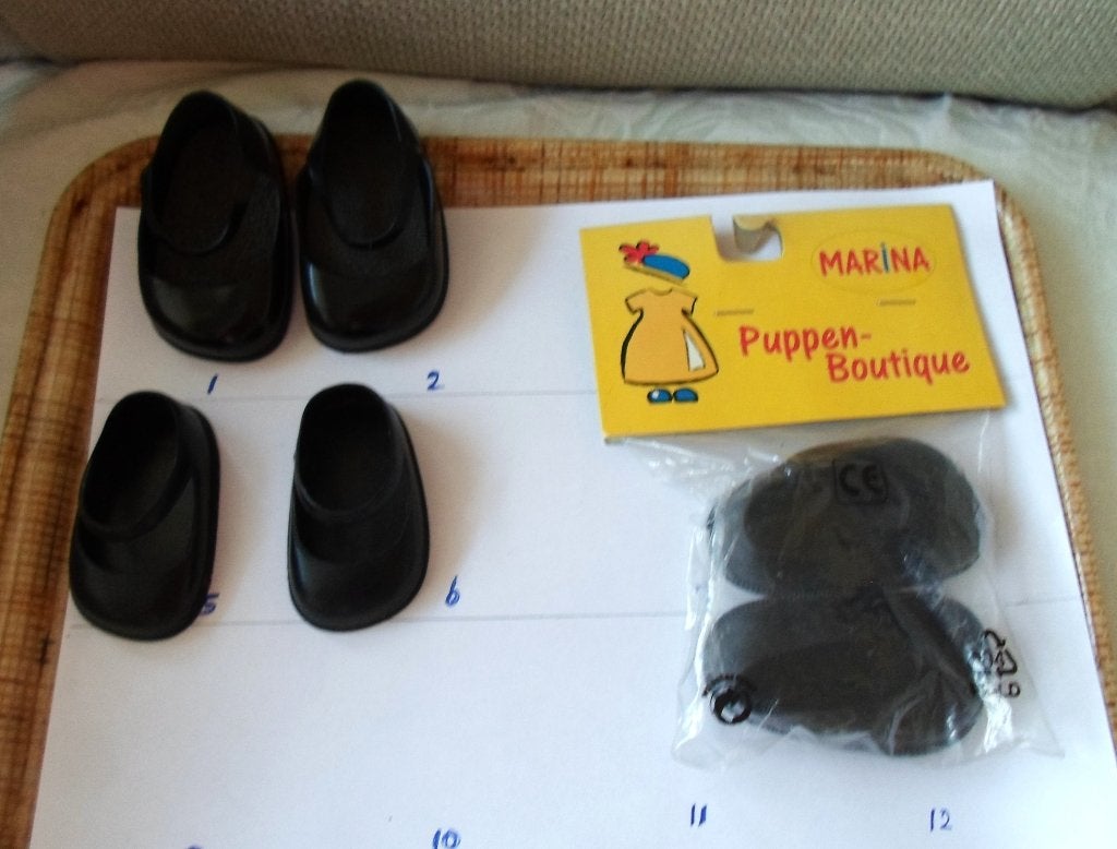 Zwarte plastic poppenschoentjes + nieuw in verpakking., Verzamelen, Poppen, Ophalen of Verzenden, Zo goed als nieuw, Kleertjes