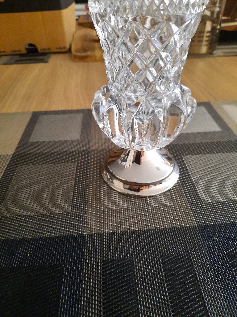 Kristal geslepen vaas met metalen voet, Antiek en Kunst, Antiek | Glas en Kristal, Ophalen of Verzenden
