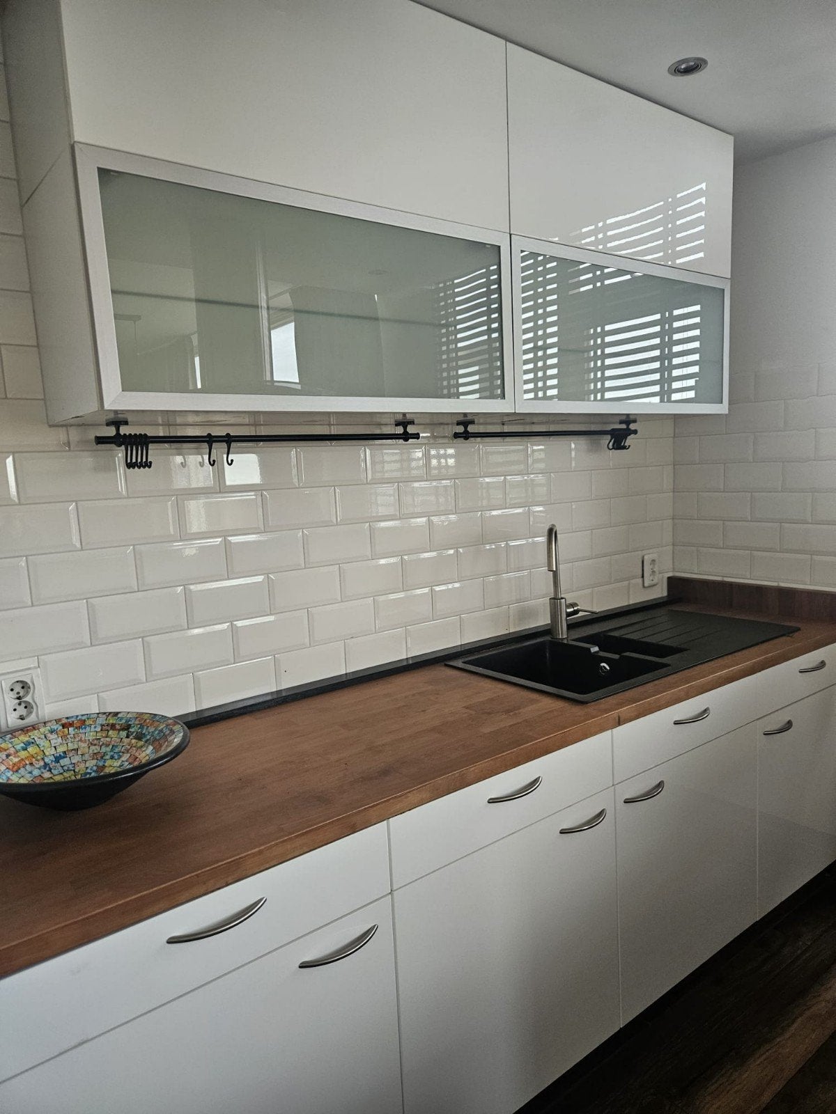 Moderne keuken met eiland en inbouwapparatuur, Ophalen, Gebruikt, Wit, Hout