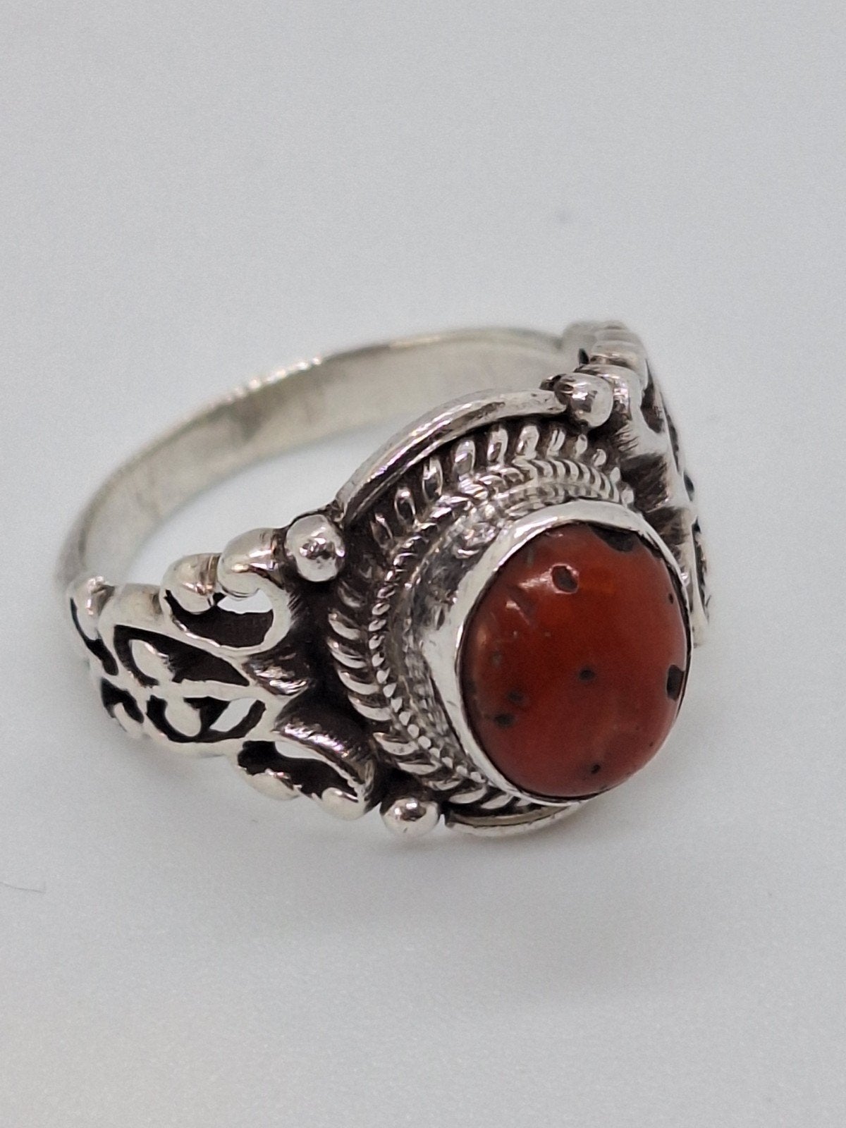 Zilveren ring met bloedkoraal, maat 18.5, Sieraden, Tassen en Uiterlijk, Ringen, Ophalen of Verzenden