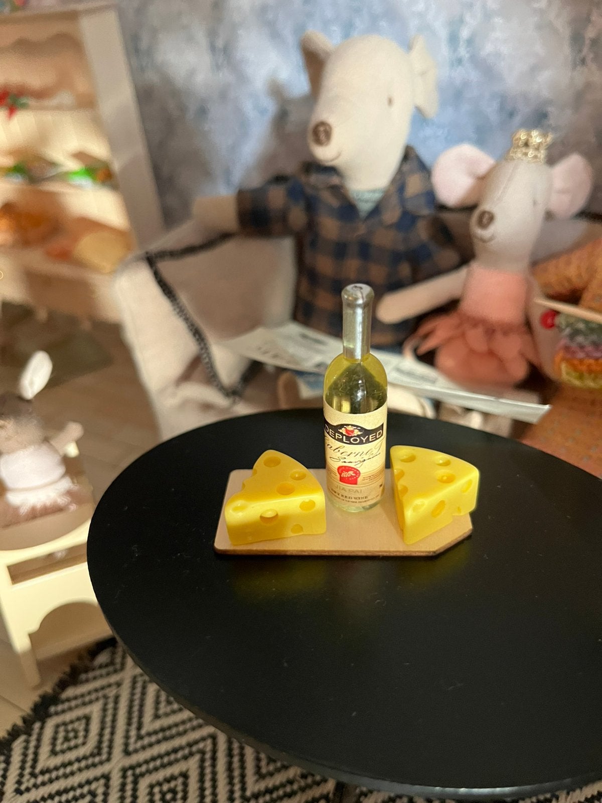 2 kaasjes en 1 fles wijn op plankje incl verzenden, Ophalen, Nieuw, Poppenhuis