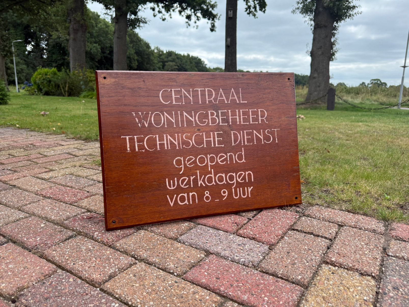 Antiek bord openingstijden woningstichting technische dienst, Ophalen of Verzenden