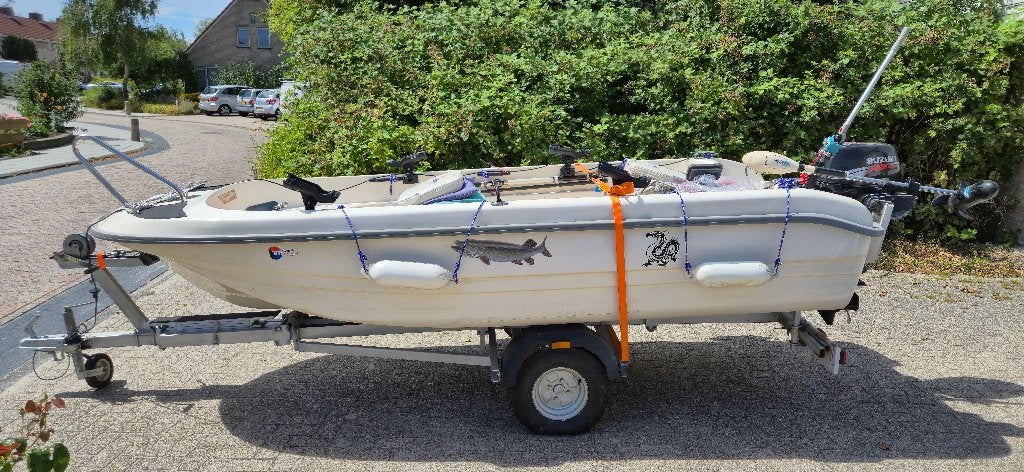 Stabiele visboot met trailer en buitenboordmotor Suzuki 15pk, Watersport en Boten, Vis- en Consoleboten, Ophalen, Gebruikt, 4 m