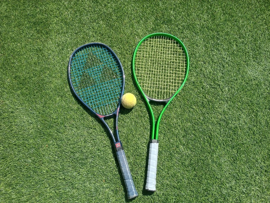 2 tennisrackets met tennisbal, Ophalen of Verzenden, Gebruikt, Racket, Overige merken