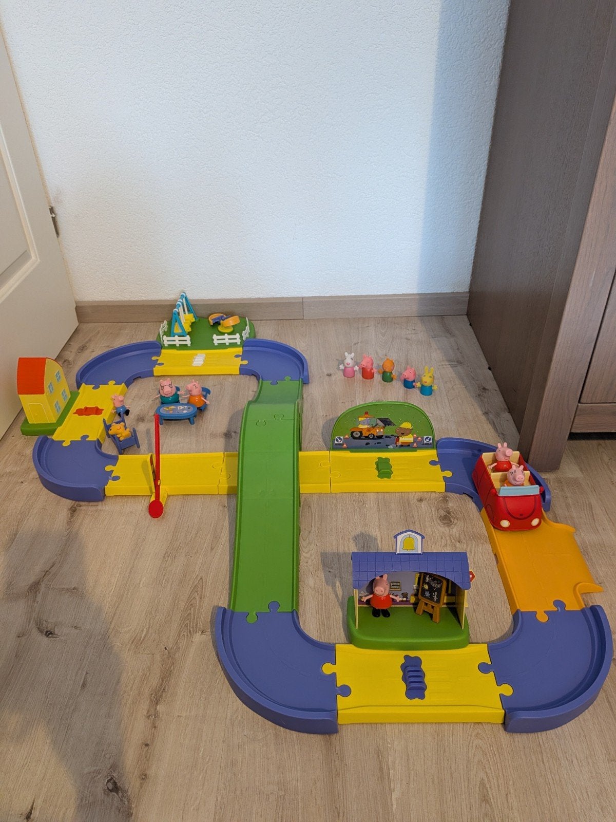 Peppa Pig baan met auto en losse figuurtjes. 5 december tip, Ophalen, Zo goed als nieuw, Jongen of Meisje