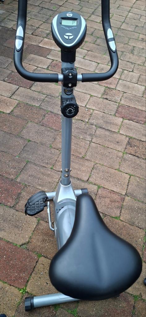 Hometrainer - Ideaal voor thuisworkouts, Gebruikt, Ophalen of Verzenden, Metaal, Benen