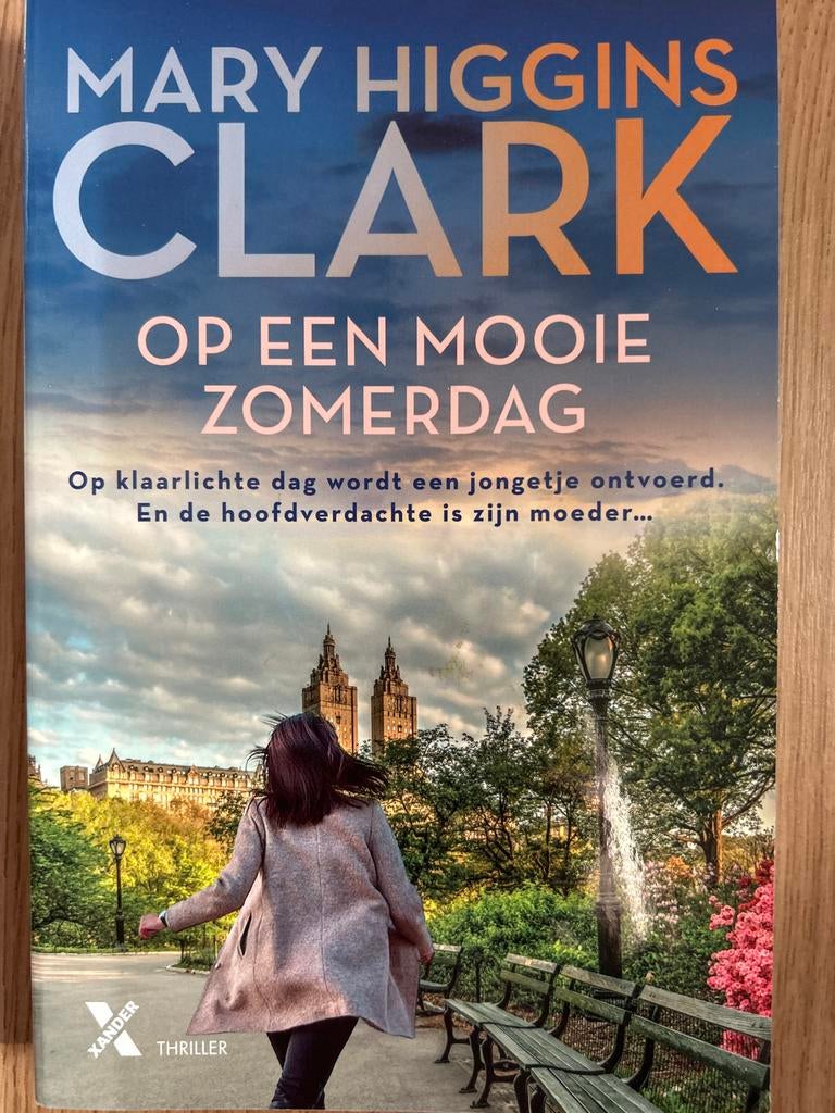 Mary Higgins Clark - Op een mooie zomerdag (Thriller), Ophalen of Verzenden, Gelezen, Nederland